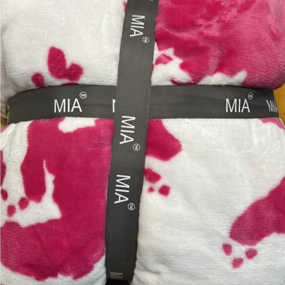 MIA Fuchsia and White Plush Blanket